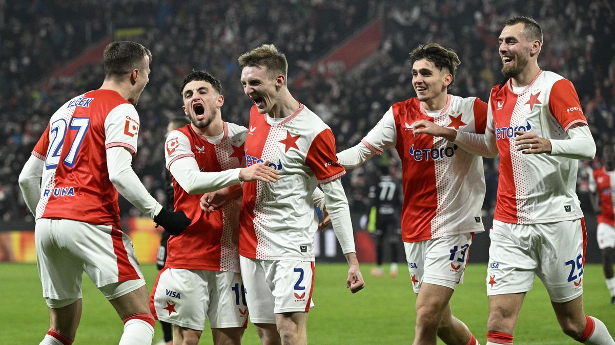 Komise si posvítila na sporné hry rukou na Letné i v Edenu